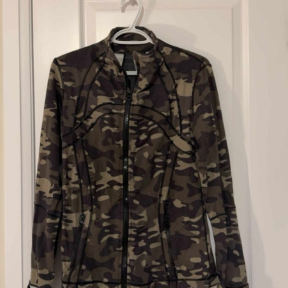 ✅️SOLD✅️  Lululemon athletica Camouflage Utility Jacket - Picture 2 of 2